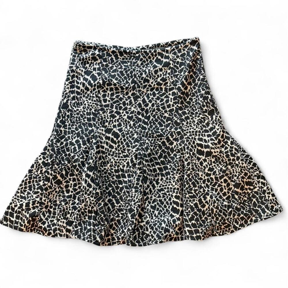 Leopard print skirt with pleated detail. Size: 10